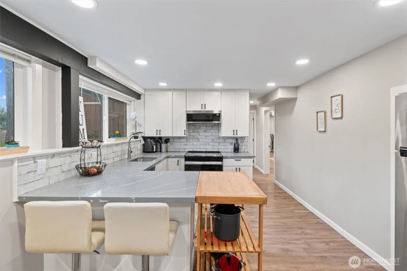 Property photo for 18568 Densmore Avenue N, Shoreline photo 17