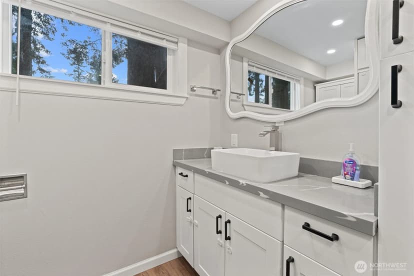 Property photo for 18568 Densmore Avenue N, Shoreline photo 27