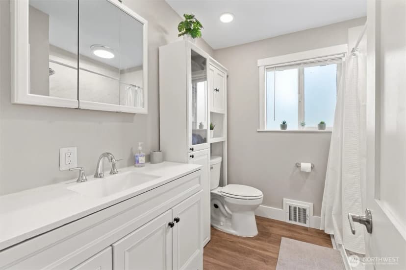 Property photo for 18568 Densmore Avenue N, Shoreline photo 31