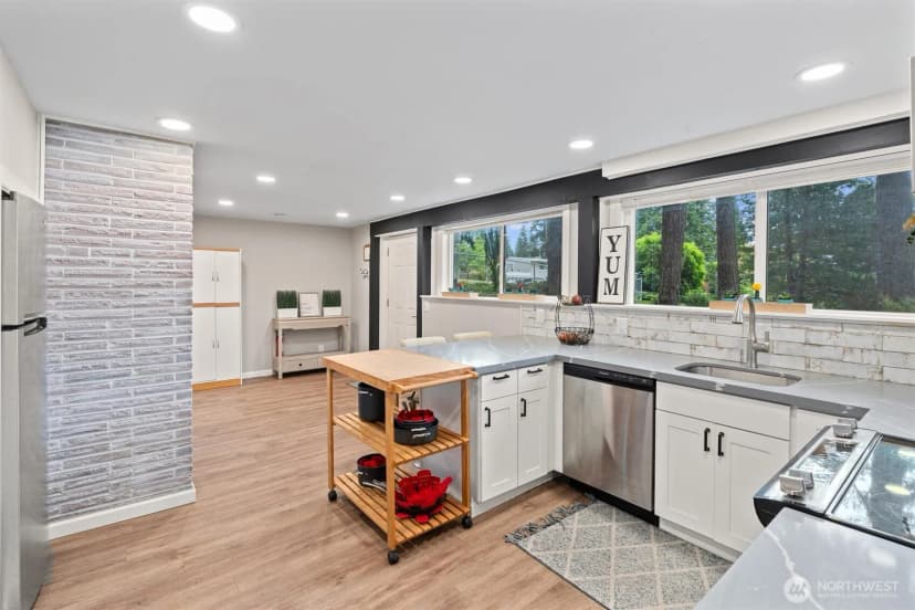Property photo for 18568 Densmore Avenue N, Shoreline photo 19
