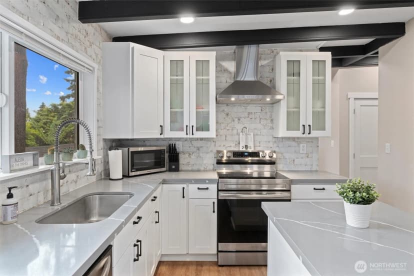 Property photo for 18568 Densmore Avenue N, Shoreline photo 9