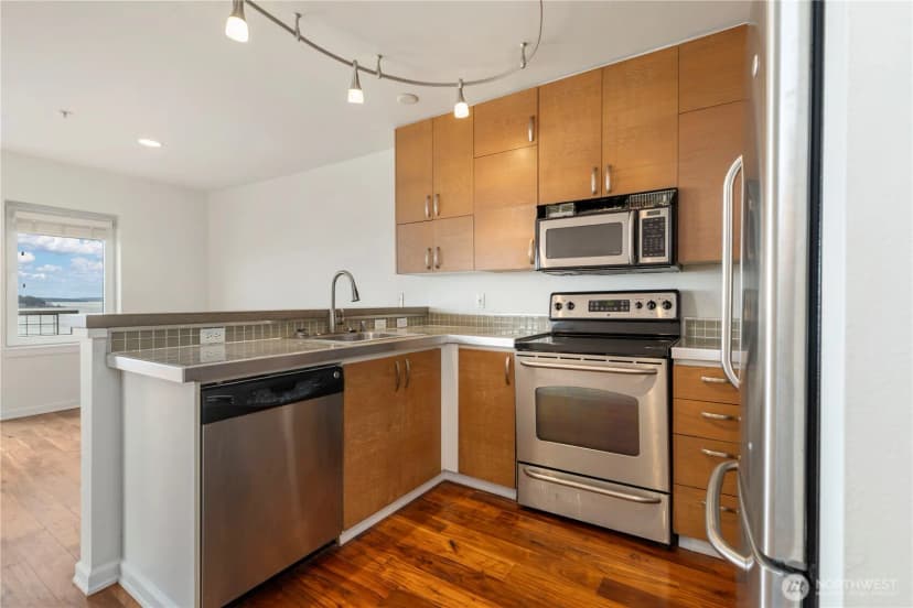 Property photo for 2400 Western Avenue #807, Seattle photo 8