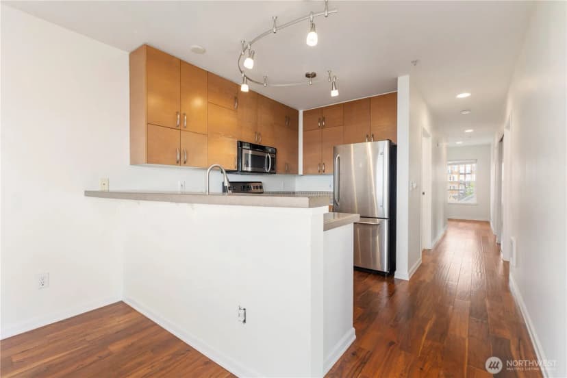 Property photo for 2400 Western Avenue #807, Seattle photo 6