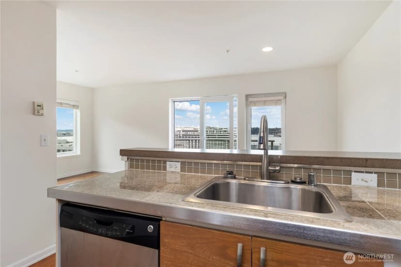 Property photo for 2400 Western Avenue #807, Seattle photo 9
