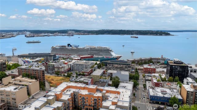 Property photo for 2400 Western Avenue #807, Seattle photo 2