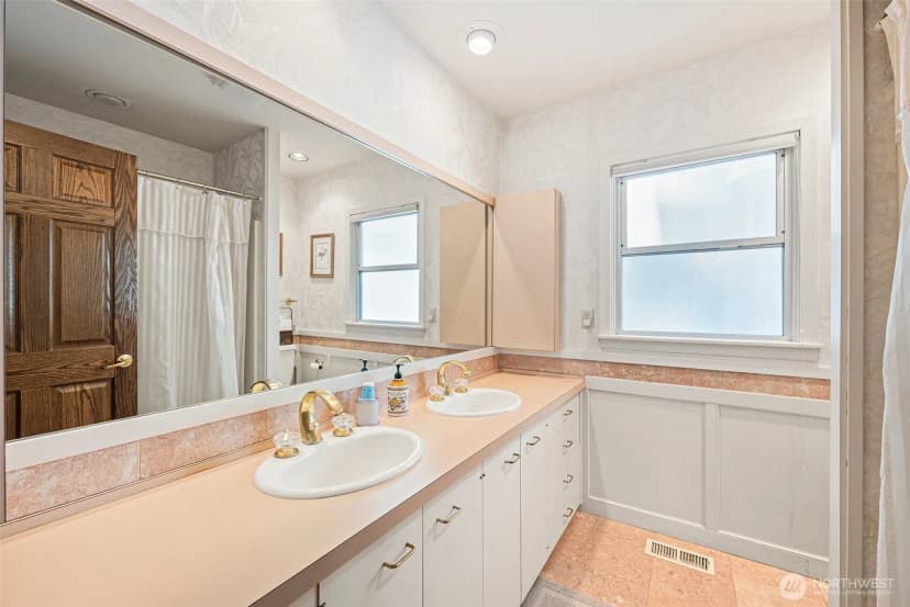 Property photo for 9138 Edgewater Drive Sw, Lakewood photo 8