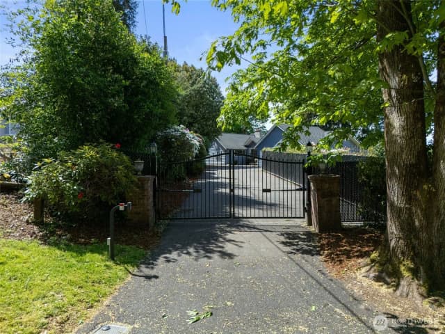 Property photo for 9138 Edgewater Drive Sw, Lakewood photo 2