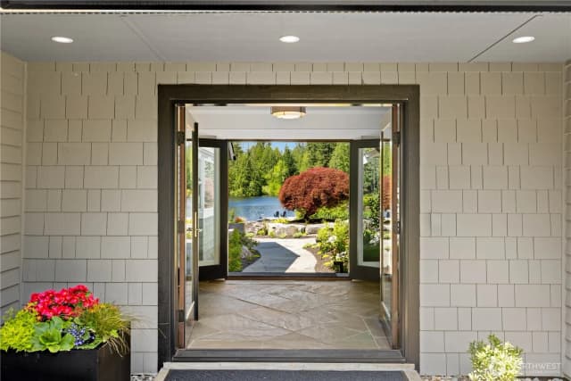 Property photo for 2045 E Beaver Lake Drive Se, Sammamish photo 3