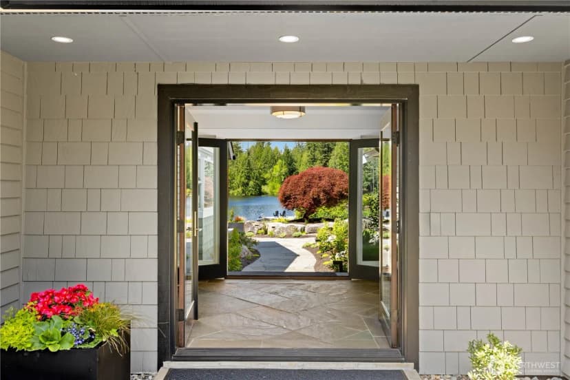 Property photo for 2045 E Beaver Lake Drive Se, Sammamish photo 3