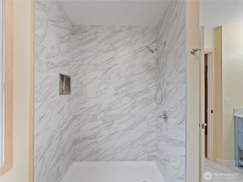 Property photo for 1409 B Avenue, Anacortes photo 11