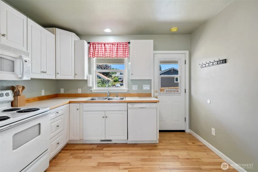 Property photo for 902 Hewitt Avenue, Bremerton photo 11