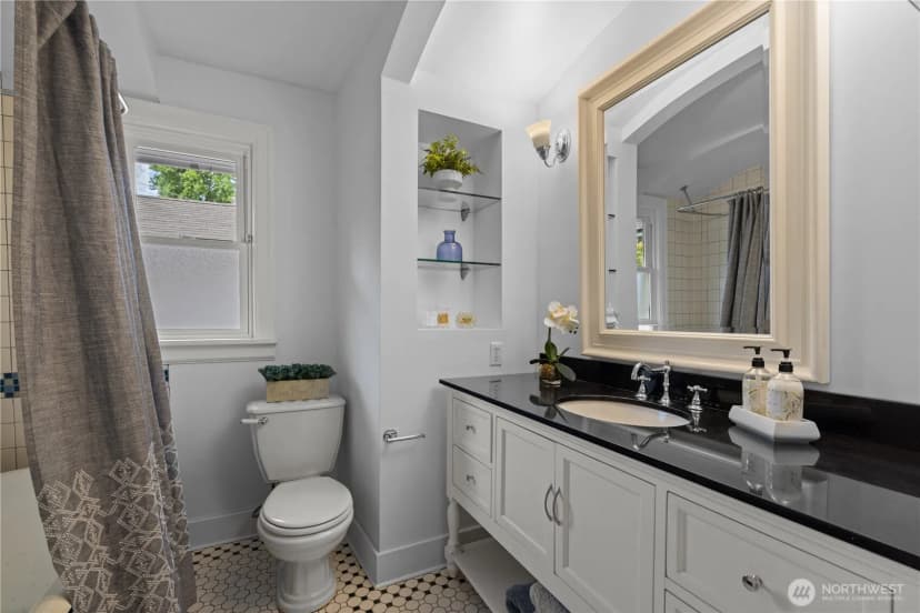 Property photo for 5746 37th Avenue Ne, Seattle photo 5