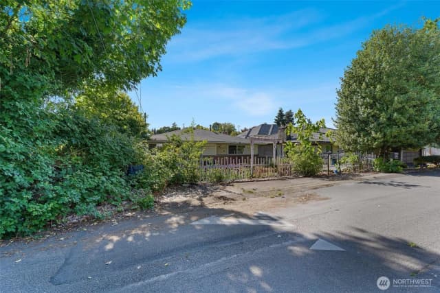 Property photo for 7919 37th Avenue S, Seattle photo 4