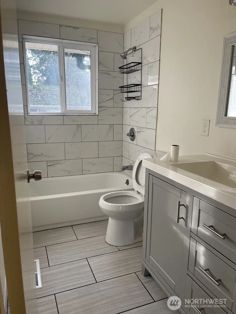 Property photo for 27 Sw 102 Street, Seattle photo 5