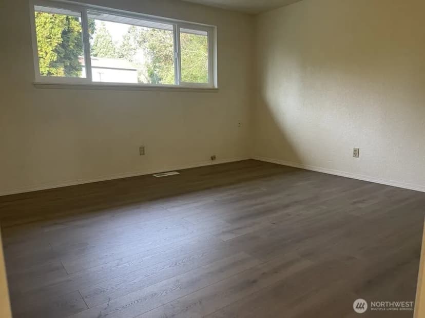 Property photo for 27 Sw 102 Street, Seattle photo 3