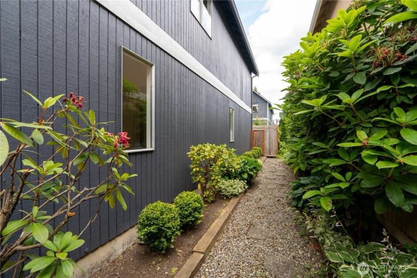 Property photo for 9528 Densmore Avenue N, Seattle photo 16