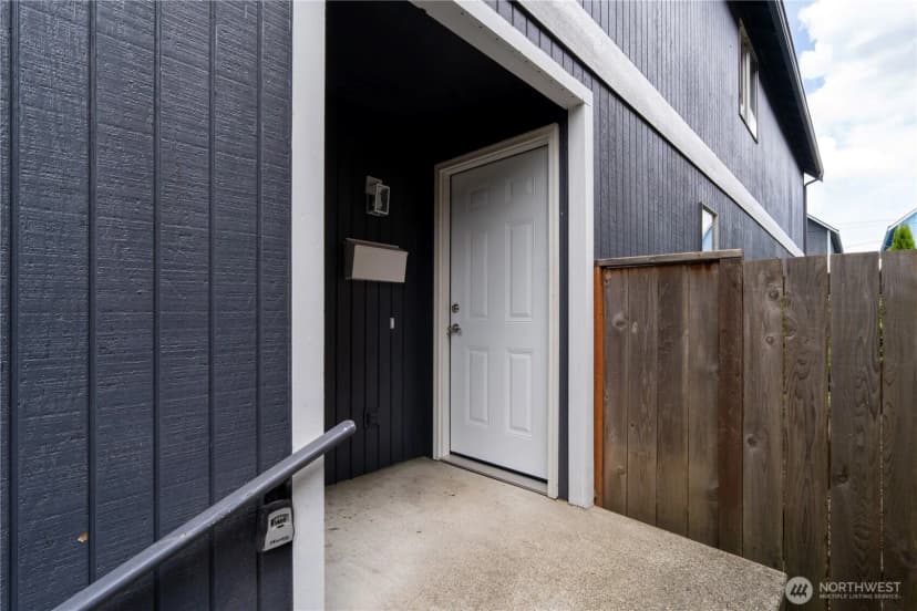 Property photo for 9528 Densmore Avenue N, Seattle photo 3
