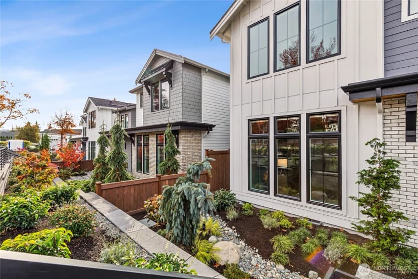 Property photo for 215 8th Avenue W, Kirkland photo 2