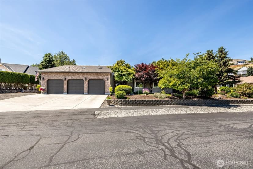 Property photo for 628 Meadows Drive, Wenatchee photo 3