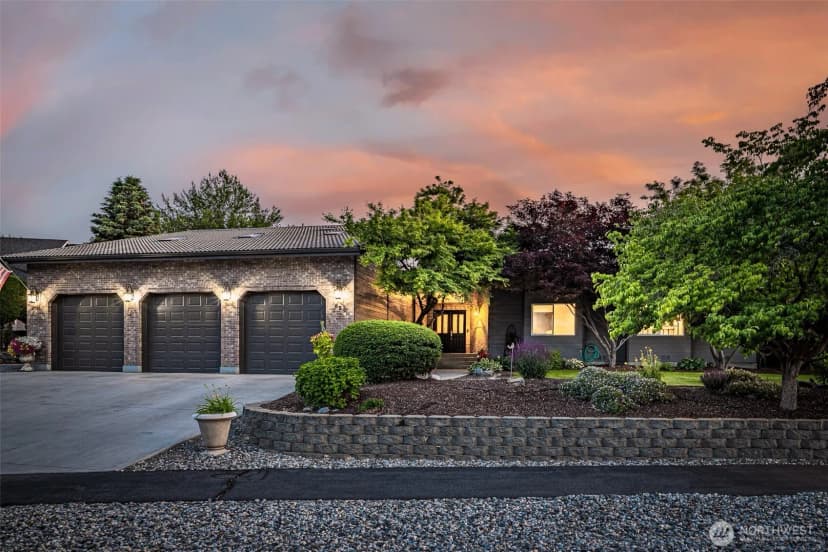 Property photo for 628 Meadows Drive, Wenatchee photo 2