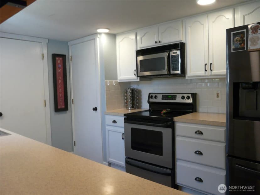 Property photo for 107 Candlewyck Drive W, Lakewood photo 17