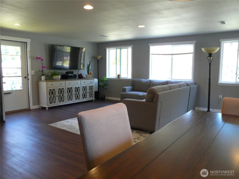 Property photo for 107 Candlewyck Drive W, Lakewood photo 23