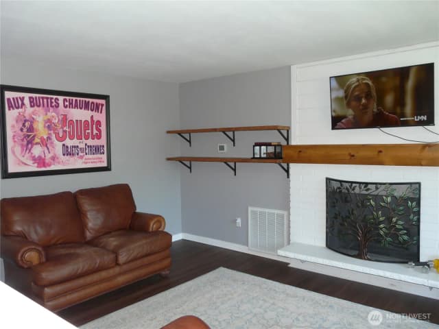 Property photo for 107 Candlewyck Drive W, Lakewood photo 4