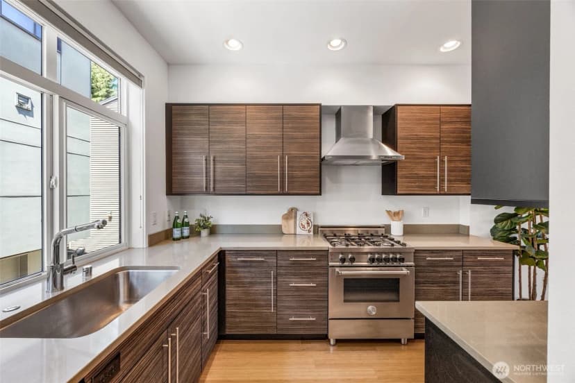 Property photo for 203 20th Avenue E, Seattle photo 8