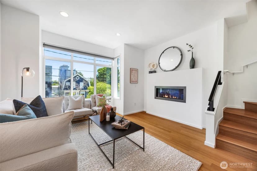 Property photo for 203 20th Avenue E, Seattle photo 4