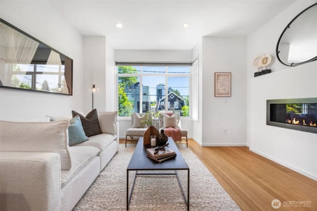 Property photo for 203 20th Avenue E, Seattle photo 5