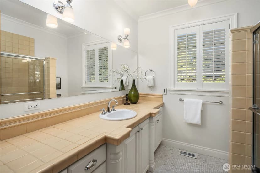 Property photo for 8260 Avalon Drive, Mercer Island photo 23