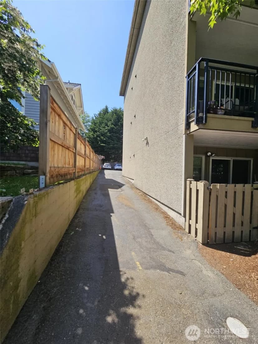 Property photo for 4051 Gilman Avenue W, Seattle photo 16