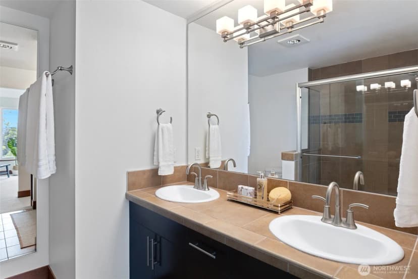 Property photo for 566 Mcgraw Street, Seattle photo 9