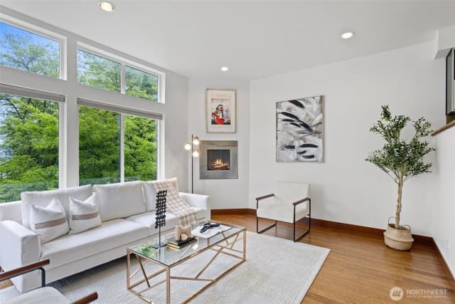 Property photo for 566 Mcgraw Street, Seattle photo 2