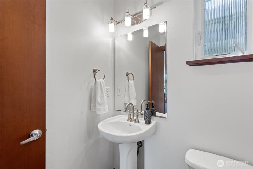 Property photo for 566 Mcgraw Street, Seattle photo 20