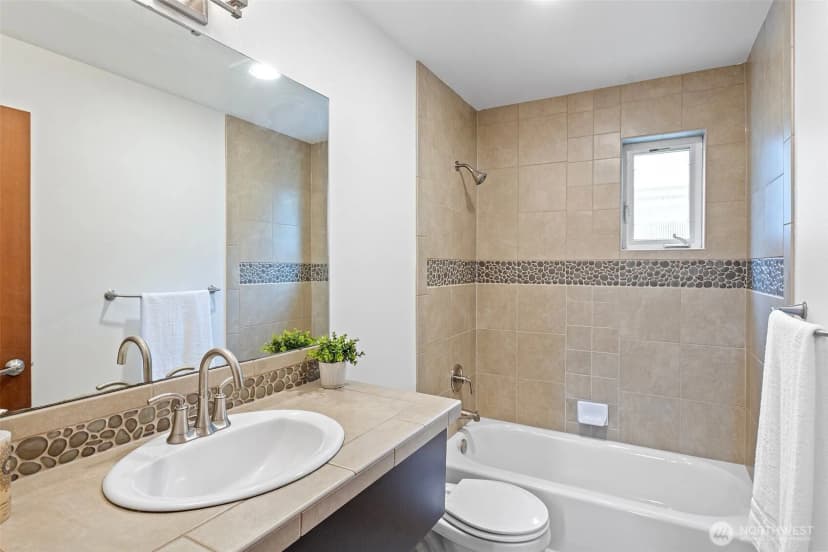 Property photo for 566 Mcgraw Street, Seattle photo 15