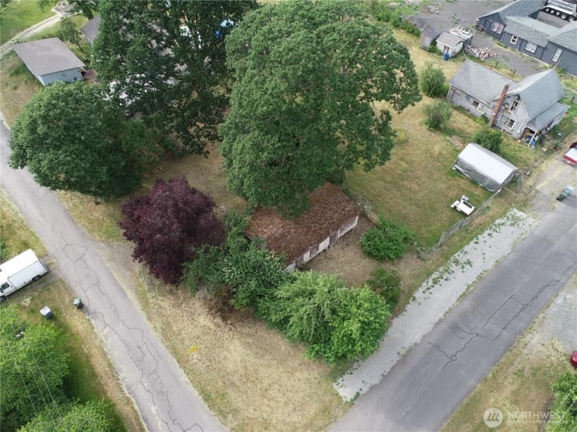 Property photo for 312 2nd Street W, Roy photo 2