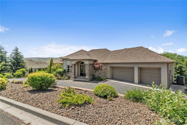 Property photo for 1075 Ridge Crest Drive, Wenatchee photo 2