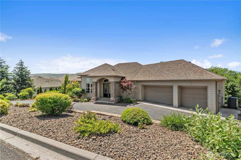 Property photo for 1075 Ridge Crest Drive, Wenatchee photo 2