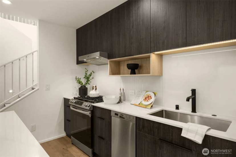 Property photo for 926 23rd Avenue, Seattle photo 11