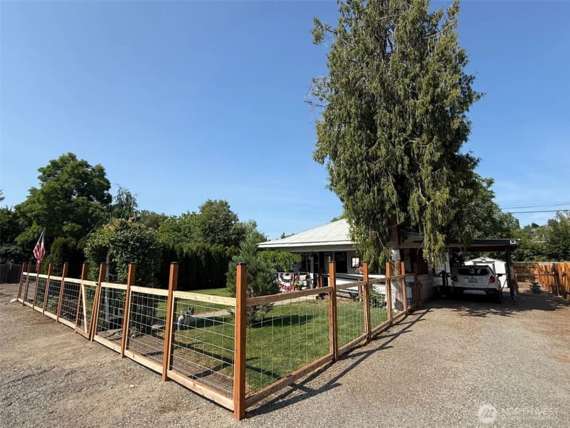 Property photo for 416 Cedar Street S, Omak