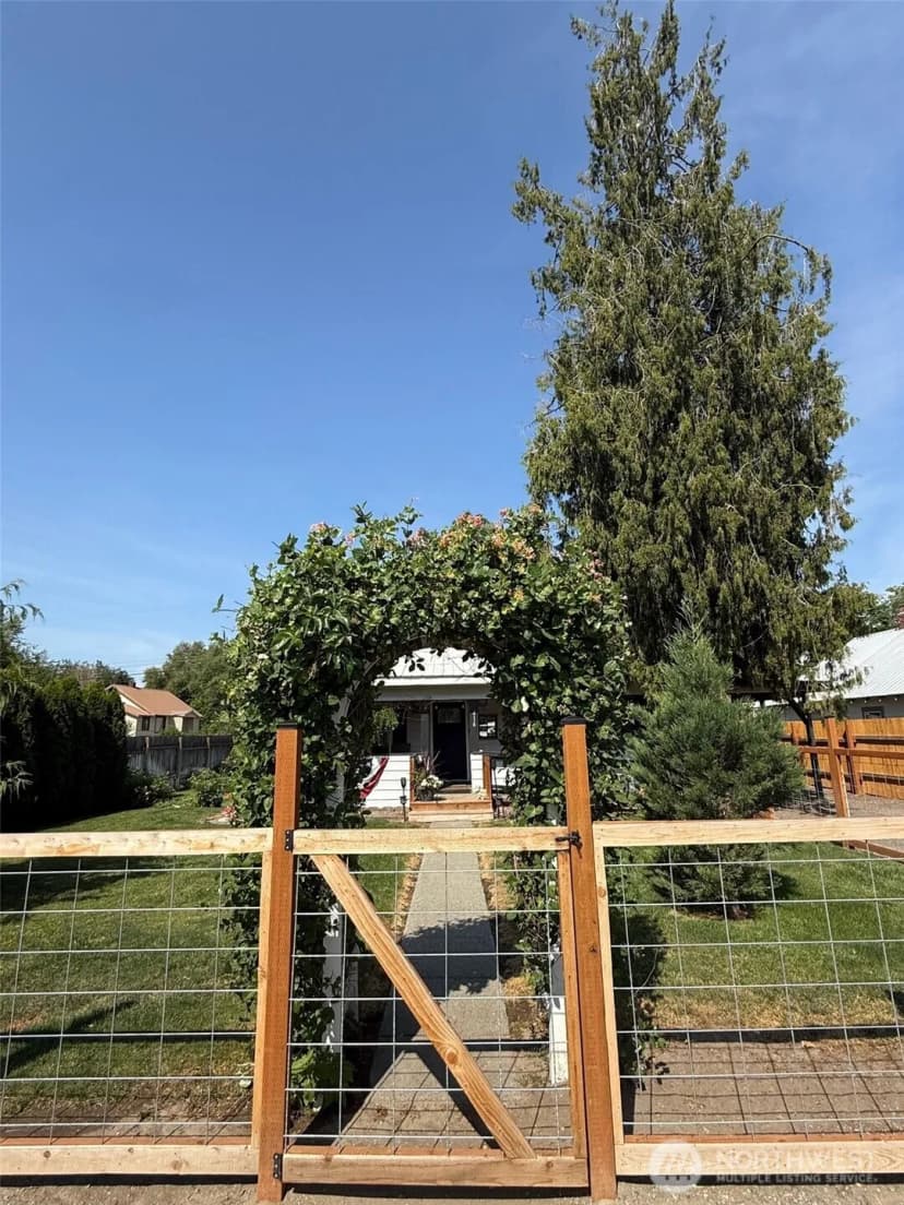 Property photo for 416 Cedar Street S, Omak photo 2