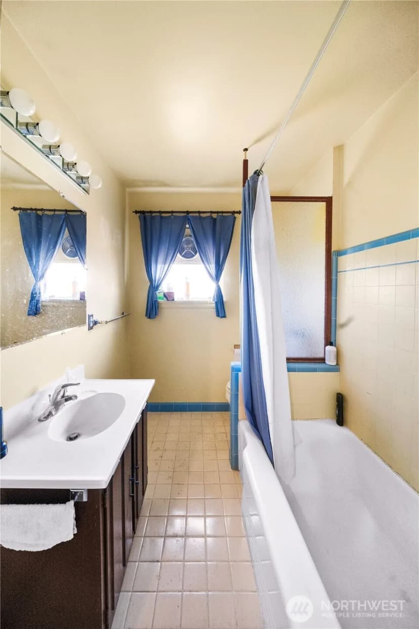 Property photo for 2518 36th Avenue W, Seattle photo 13