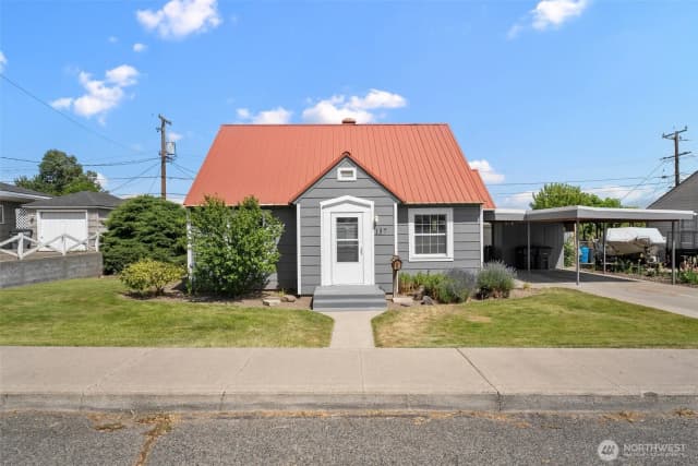 Property photo for 137 E Hemlock Avenue, Sunnyside photo 2