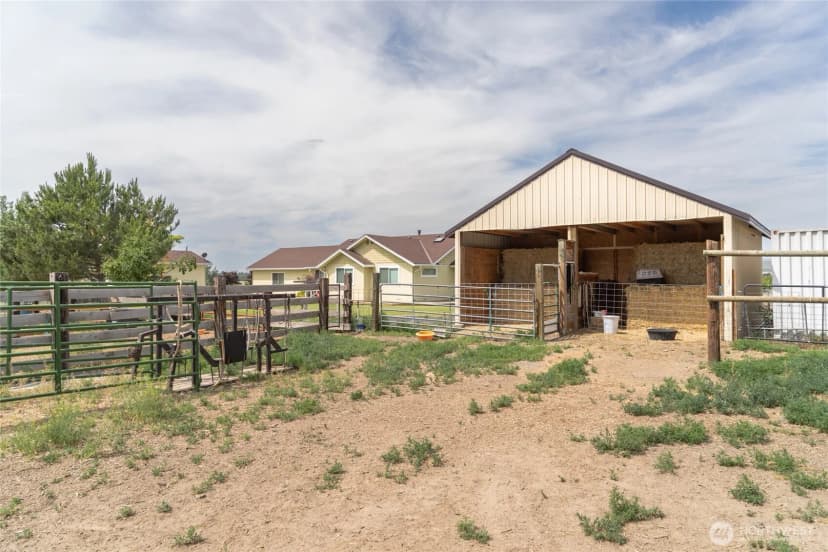 Property photo for 19627 Road A Ne, Soap Lake photo 12