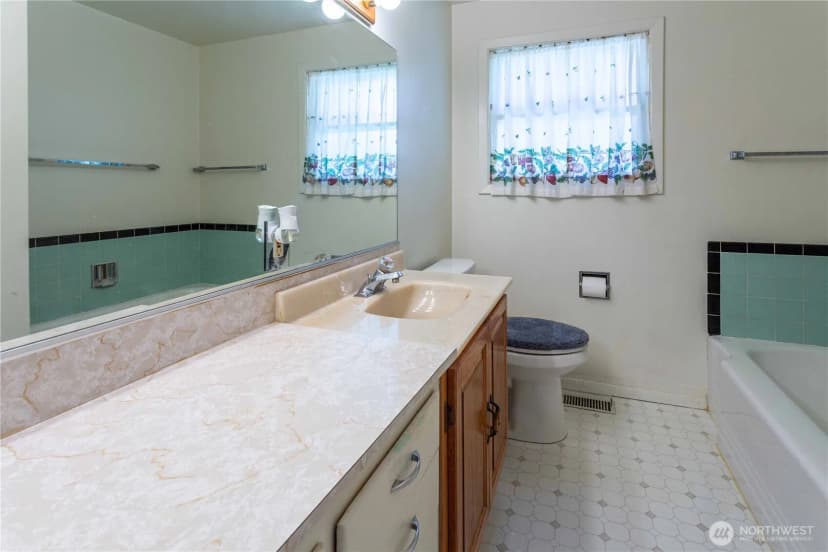 Property photo for 1662 Ne 5th Avenue, Oak Harbor photo 14