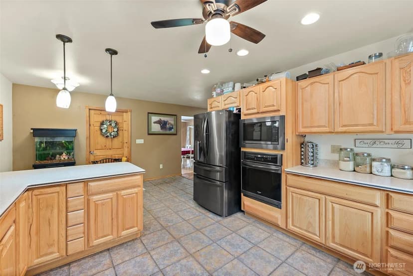 Property photo for 33320 27th Avenue E, Roy photo 11