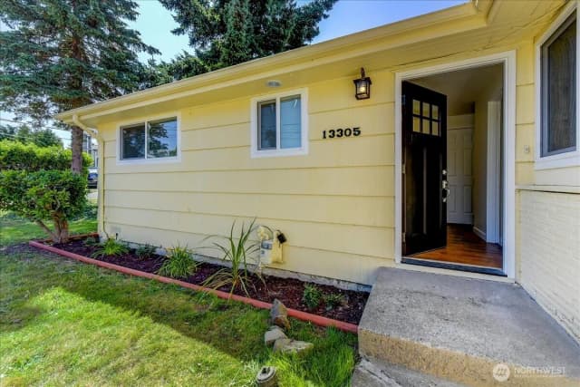 Property photo for 13305 6th Avenue Sw, Burien photo 2