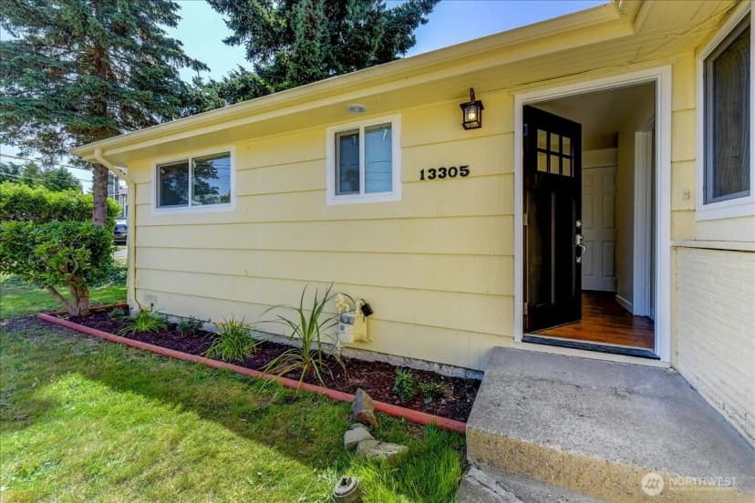 Property photo for 13305 6th Avenue Sw, Burien photo 2