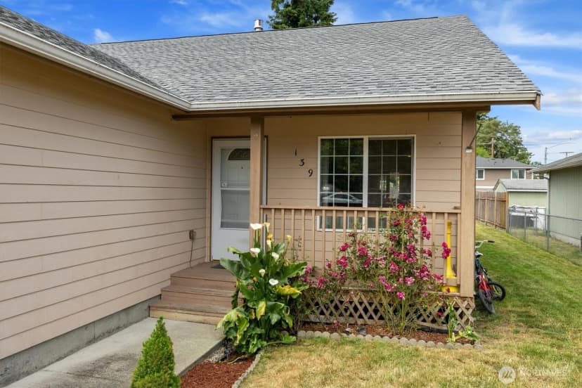 Property photo for 139 169th Street E, Spanaway photo 2